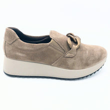 Carica l'immagine nel visualizzatore di Gallery, Enval 4774533 tortora mocassino in pelle scamosciata con accessorio e con soletta in memory foam