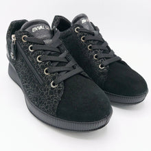 Carica l'immagine nel visualizzatore di Gallery, Enval 4776333 nero sneakers donna in pelle scamosciata con filamenti laminati con cerniera e lacci. Provvista di soletta estraibile in memory foam