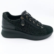 Carica l'immagine nel visualizzatore di Gallery, Enval 4776333 nero sneakers donna in pelle scamosciata con filamenti laminati con cerniera e lacci. Provvista di soletta estraibile in memory foam