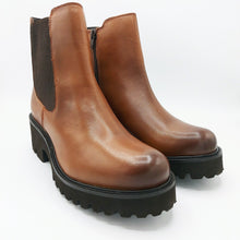 Carica l'immagine nel visualizzatore di Gallery, Hosis ESG6414 cuoio stivaletto donna in pelle con elastico e zip laterale e con suola in gomma micro
