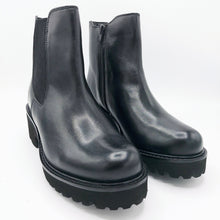 Carica l'immagine nel visualizzatore di Gallery, Hosis ESG6414 nero stivaletto donna in pelle con elastico e zip laterale e con suola in gomma micro