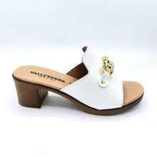 Carica l'immagine nel visualizzatore di Gallery, Valleverde 55450 bianco ciabatta con tacco 6 cm e catena decorativa frontale