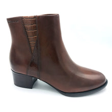 Carica l'immagine nel visualizzatore di Gallery, Tamaris 1-25366-45 marrone stivaletto in pelle marrone con dettaglio laterale pitonato e lucido. Dotato di cerniera laterale