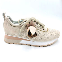 Carica l'immagine nel visualizzatore di Gallery, Donna serena 516008DM beige sneakers stringata con tomaia traforata in nabuk e accessorio decorativo removibile