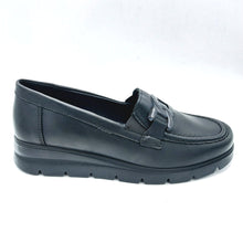 Carica l'immagine nel visualizzatore di Gallery, Enval 8756700 nero mocassino classico in pelle con decorazione frontale e soletta estraibile in memory foam