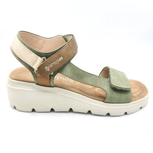 Carica l'immagine nel visualizzatore di Gallery, Amarpies ABZ26645 verde sandalo linea comoda con zeppa di 5,5 cme chiusura con doppio velcro