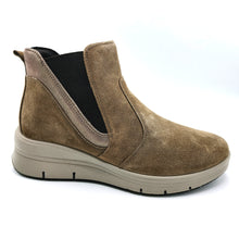 Carica l'immagine nel visualizzatore di Gallery, Enval 8778111 fango stivaletti in pelle scamosciata con elastico e cerniera. Dotato di una zeppa di 5 cm e una soletta estraibile in memory foam