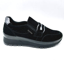 Carica l'immagine nel visualizzatore di Gallery, Igi&co 2173500 nero mocassino in pelle scamosciata con zeppa di 4 cm e soletta estraibile in memory foam