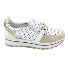 Carica l'immagine nel visualizzatore di Gallery, Igieco 115933 bianco slip on in pelle traforata con soletta estraibile in memory foam
