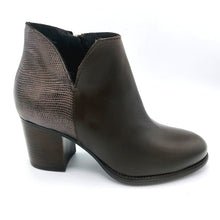 Carica l'immagine nel visualizzatore di Gallery, Igieco 8699022 testa di moro stivaletto con tacco da 7 cm e parte posteriore in cocco