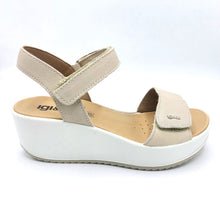 Carica l'immagine nel visualizzatore di Gallery, Igi&co 1161622 beige sandalo in pelle con braccialetto e fascia con chiusura a strappo e zeppa di 6 cm