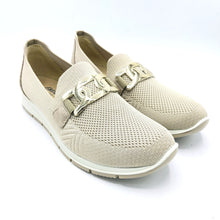 Carica l'immagine nel visualizzatore di Gallery, Enval 7763522 crema slip on donna in tessuto con accessorio decorativo frontale. Sandalo dotato di soletta estraibile in memory foam