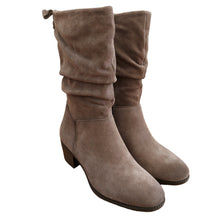 Carica l'immagine nel visualizzatore di Gallery, Tamaris 1-25379-45 taupe stivale al polpaccio in pelle scamosciata con tacco di 4 cm e gambale arricciato