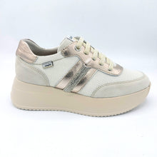 Carica l'immagine nel visualizzatore di Gallery, Callaghan 60302 beige sneakers in pelle scamosciata e tessuto glitterato. Dotato di un fondo in gomma extra light
