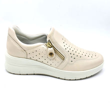 Carica l'immagine nel visualizzatore di Gallery, Enval 1258222 platino sneakers donna linea comoda con tomaia traforata e cerniera per una facile chiusura