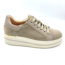 Carica l'immagine nel visualizzatore di Gallery, Valleverde 35480 beige sneakers donna in pelle scamosciata con decorazioni removibili