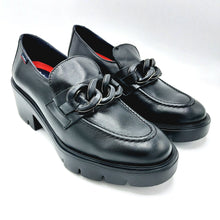 Carica l'immagine nel visualizzatore di Gallery, Callaghan 35604 nero mocassino in pelle con dettaglio decorativo costituito da una catena n tinta