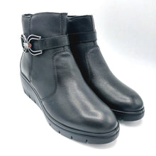 Carica l'immagine nel visualizzatore di Gallery, Enval 8766400 nero stivaletto in pelle con zeppa di 6 cm e fibbia laterale decorativa dotato di chiusura con cerniera