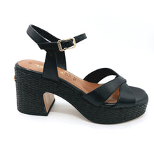 Carica l'immagine nel visualizzatore di Gallery, Tamaris 1-28313-44 nero sandalo in pelle con braccialetto. Dotato di un tacco alto di 8 cm e plateau di 3 cm
