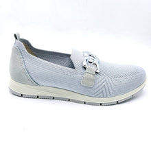 Carica l'immagine nel visualizzatore di Gallery, Enval 1263833 grigio slip on in tessuto elasticizzato con applicazione decorativa frontale e soletta estraibile in memory foam