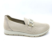 Carica l'immagine nel visualizzatore di Gallery, Enval 1263822 crema slip on in tessuto elasticizzato con aplicazione decorativa frontale e soletta estraibile in memory foam
