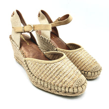 Carica l'immagine nel visualizzatore di Gallery, Tamaris 1-29610-42 lighy gold espadrillas e in tessuto con riporti in pelle scamosciata e braccialetto con velcro