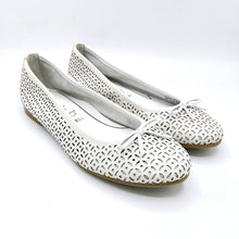 Carica l'immagine nel visualizzatore di Gallery, Tamaris 1-22116-41 bianco ballerina laserata in pelle con fiocchetto centrale