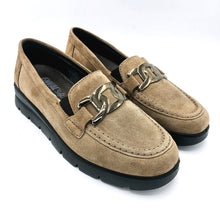 Carica l'immagine nel visualizzatore di Gallery, Enval 8756755 taupe mocassino classico in pelle scamosciata con decorazione frontale e soletta estraibile in memory foam