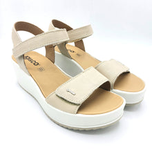 Carica l'immagine nel visualizzatore di Gallery, Igi&co 1161622 beige sandalo in pelle con braccialetto e fascia con chiusura a strappo e zeppa di 6 cm