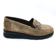 Carica l'immagine nel visualizzatore di Gallery, Enval 8756755 taupe mocassino classico in pelle scamosciata con decorazione frontale e soletta estraibile in memory foam