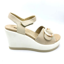 Carica l'immagine nel visualizzatore di Gallery, Igi&co 1173022 platino panna sandalo donna con doppia chiusura con velcro e zeppa di 9 cm