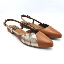 Carica l'immagine nel visualizzatore di Gallery, Bueno WE2902 cuoio slingback in pelle con punta sfilata con dettagli bronzo
