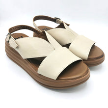 Carica l'immagine nel visualizzatore di Gallery, Bueno WE3202 crema sandalo in pelle con scollo a V e suola in gomma leggera