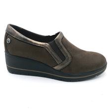 Carica l'immagine nel visualizzatore di Gallery, Enval 2274233 marrone mocassino donna linea comoda con tessuto effetto camoscio che si adatta al piede e soletta estraibile in memory foam