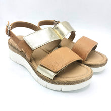 Carica l'immagine nel visualizzatore di Gallery, Esynrose 1024-003 beige e platino sandalo in pelle con doppia fascia con chiusura e regolazione con velcro e sottopiede imbottito.