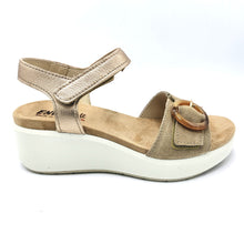 Carica l'immagine nel visualizzatore di Gallery, Enval 1292622 biscotto champagne sandalo in pelle scamosciata con braccialetto in pelle con chiusura a strappo e fibbia decorativa