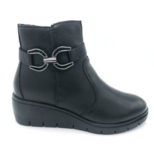 Carica l'immagine nel visualizzatore di Gallery, Enval 8766400 nero stivaletto in pelle con zeppa di 6 cm e fibbia laterale decorativa dotato di chiusura con cerniera
