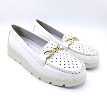 Carica l'immagine nel visualizzatore di Gallery, Enval 7750100 bianco mocassino in pelle traforata con soletta estraibile in memory foam