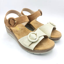 Carica l'immagine nel visualizzatore di Gallery, Amarpies ABZ26568 bege e cuoio sandalo vegan con zeppa di 5 cm e dotato di doppia fascia con chiusura con velcro