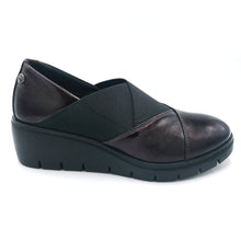 Carica l'immagine nel visualizzatore di Gallery, Enval 2268922 bordeaux mocassino bordò in naplak con elastici incrociati e zeppa di 5 cm