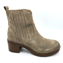 Carica l'immagine nel visualizzatore di Gallery, Vueva WH353H26 desert stivaletto in pelle scamosciata e fodera pelle con punta tondo e chiusura con elastici fasciati