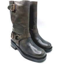 Carica l'immagine nel visualizzatore di Gallery, Ambitious 14497W olive biker donna in pelle con cinturino alla caviglia e fibbia al gambale con effetto sfumato