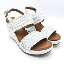 Carica l'immagine nel visualizzatore di Gallery, Vueva WD319R13 bianco sandalo con fasce in pelle intrecciata e zeppa di 8,5 cm