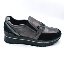 Carica l'immagine nel visualizzatore di Gallery, Igieco 8676300 nero piombo mocassini in pelle e camoscio con decorazione frontale e soletta estraibile in memory foam