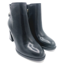 Carica l'immagine nel visualizzatore di Gallery, Tamaris 1-25346-45 nero stivaletto in pelle con tacco largo di 7,5 cm e catenina decorativa posteriore