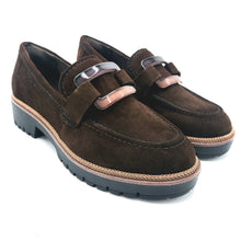 Carica l'immagine nel visualizzatore di Gallery, Tamaris 1-24722-43 marrone mocassino donna in pelle scamosciata con decorazione frontale e suola carrarmato