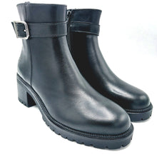 Carica l'immagine nel visualizzatore di Gallery, Tamaris 1-25408-47 nero stivaletto casual con tacco largo di 6 cm e fibbia decorativa laterale