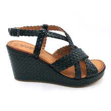 Carica l'immagine nel visualizzatore di Gallery, Vueva WD319R24 nero sandalo incrociato con fasce intrecciate in pelle e una zeppa di 8,5 cm foderata