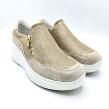 Carica l'immagine nel visualizzatore di Gallery, Igieco 7653100 beige sneakers donna con chiusura a zip e zeppa di 5 cm