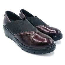 Carica l'immagine nel visualizzatore di Gallery, Enval 2268922 bordeaux mocassino bordò in naplak con elastici incrociati e zeppa di 5 cm